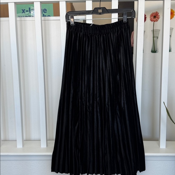 Black velvet pleated skirt with elastic waist band. - Picture 4 of 4